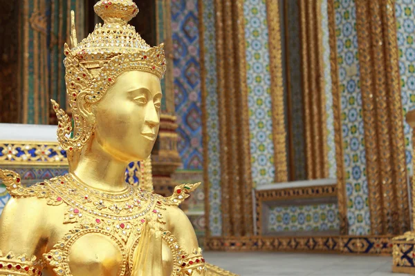 Statua Kinnari d'oro nel Grand Palace, Thailandia — Foto Stock