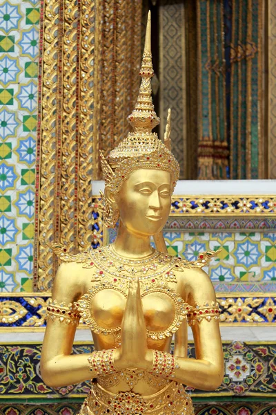 Estatua de Kinnari de oro en el Gran Palacio, Tailandia —  Fotos de Stock