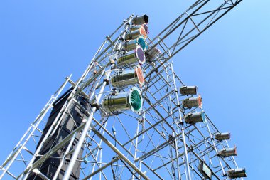 açık bir konserde sahne ışıkları