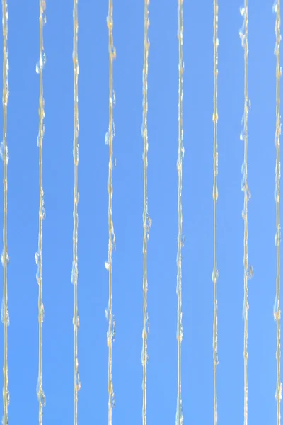 Брызги воды с голубым небом — стоковое фото
