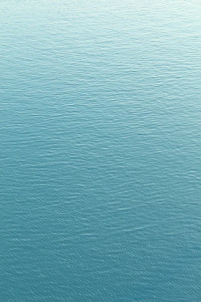 Fond d'eau bleu avec des ondulations — Photo