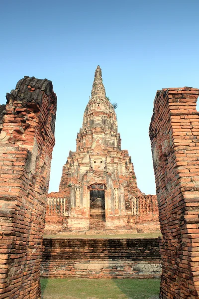 Tempio di mattoni in rovina ad Ayutthaya, Thailandia — Foto Stock