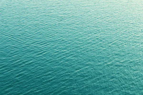 Modrá voda pozadí s vlnami — Stock fotografie