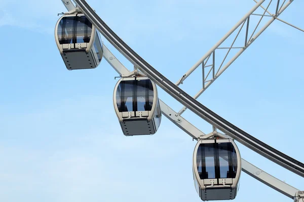 Roda gigante com céu azul — Fotografia de Stock