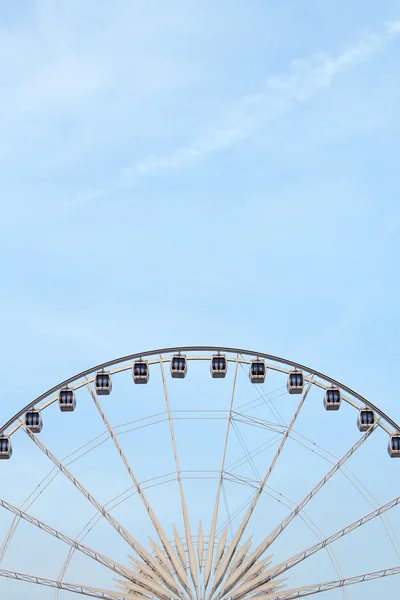 Riesenrad mit blauem Himmel — Stockfoto