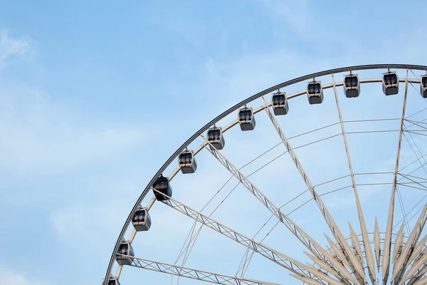 Roue ferris avec ciel bleu — Photo