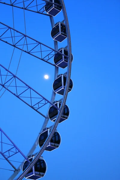 Roue ferris avec ciel bleu — Photo