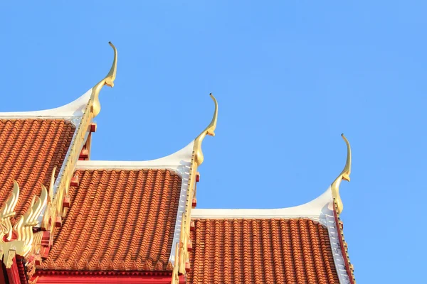 Thailändische Kunst auf dem Dach der Kirche im thailändischen Tempel — Stockfoto