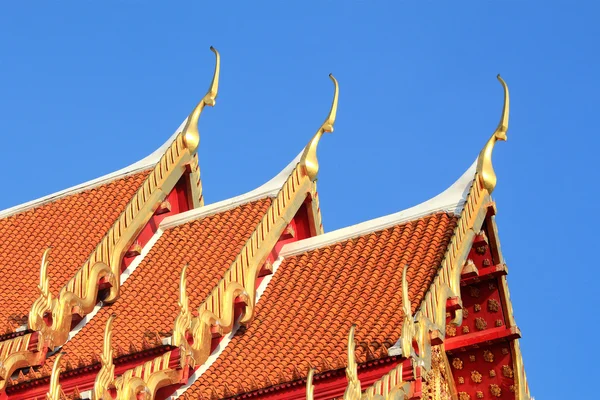 Thailändische Kunst auf dem Dach der Kirche im thailändischen Tempel — Stockfoto