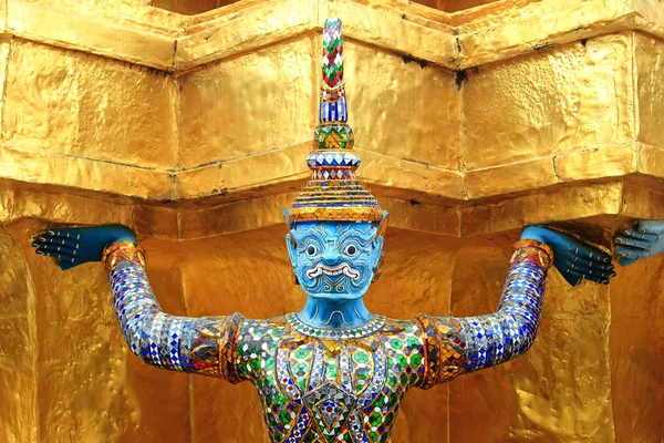 壮大な宮殿で巨大な仏像バンコク — ストック写真