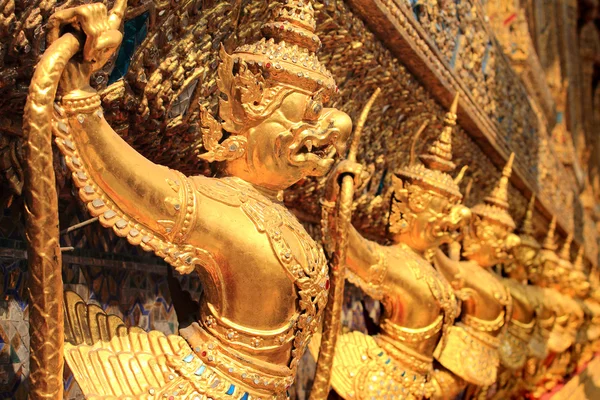 Garuda en Wat Phra Kaew, Gran Palacio de Tailandia —  Fotos de Stock