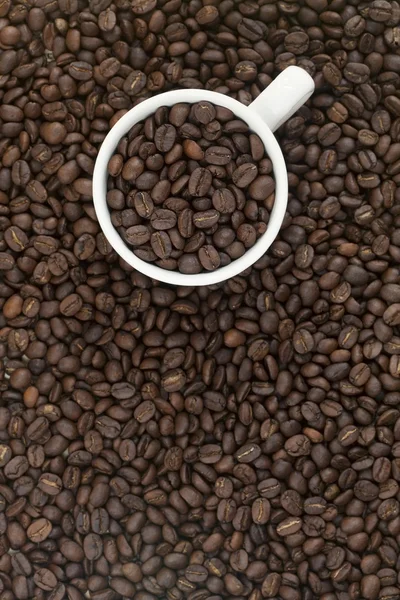 Φλυτζάνι γεμάτο κόκκους καφέ — Φωτογραφία Αρχείου