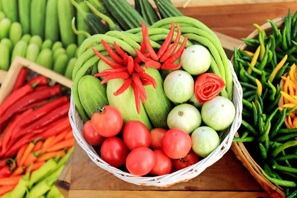 Colheita de verduras e legumes frescos — Fotografia de Stock
