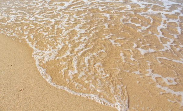 Playa de arena y ola — Foto de Stock