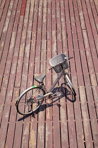 De fiets op houten achtergrond — Stockfoto