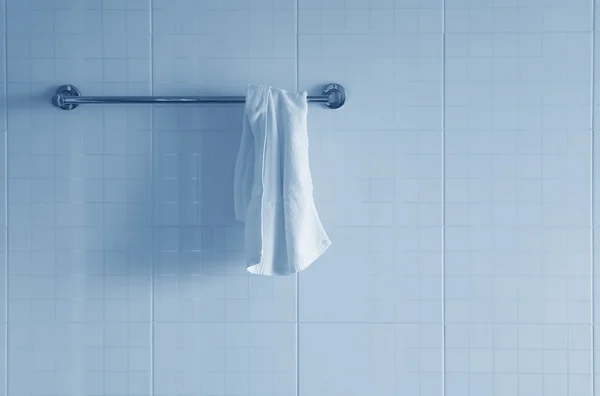 Λευκή πετσέτα σε μια κρεμάστρα — Φωτογραφία Αρχείου