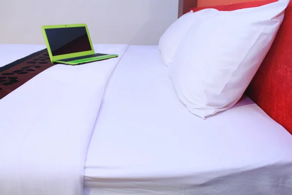 Ноутбук на кровати в отеле — стоковое фото