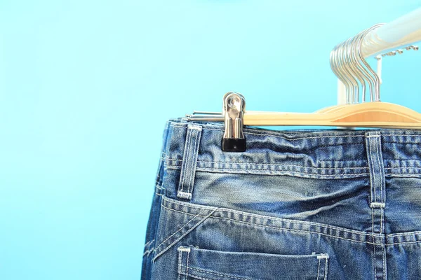 Gros plan de jeans sur un rack — Photo