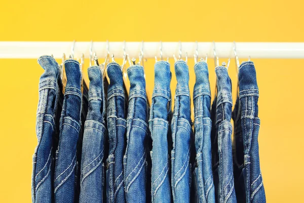 Řádek věšák modré džíny — Stock fotografie