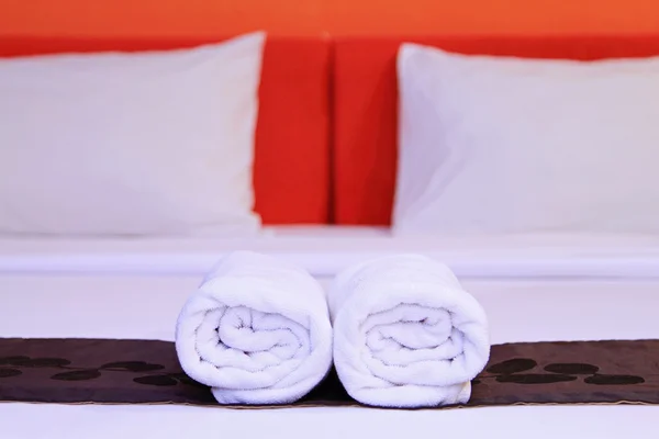 Witte schone handdoeken op de hotelbed — Stockfoto