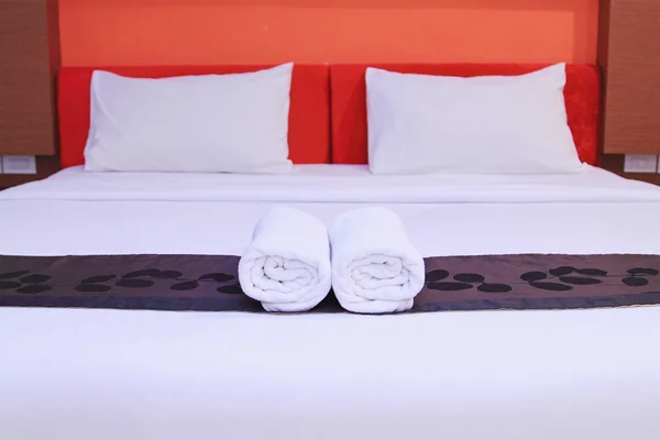 Λευκό καθαρές πετσέτες στο ξενοδοχείο κρεβάτι — Φωτογραφία Αρχείου