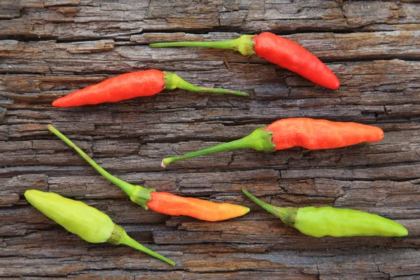 Chiles picantes en madera vieja — Foto de Stock