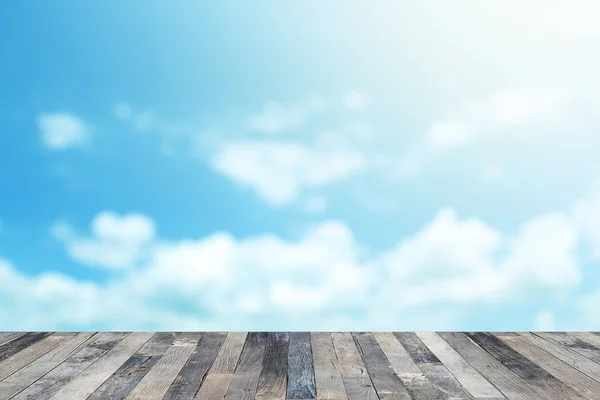 Blauwe hemel boven een houten vloer — Stockfoto
