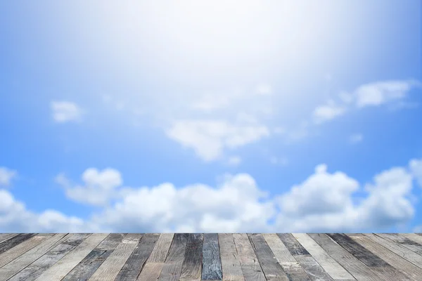 Blauwe hemel boven een houten vloer — Stockfoto