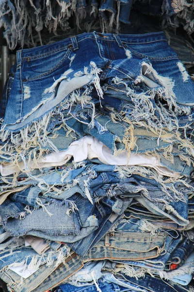 Pila di jeans vecchi strappati — Foto Stock