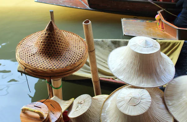 Καπέλο σε πλωτή αγορά στην Ταϊλάνδη — Φωτογραφία Αρχείου