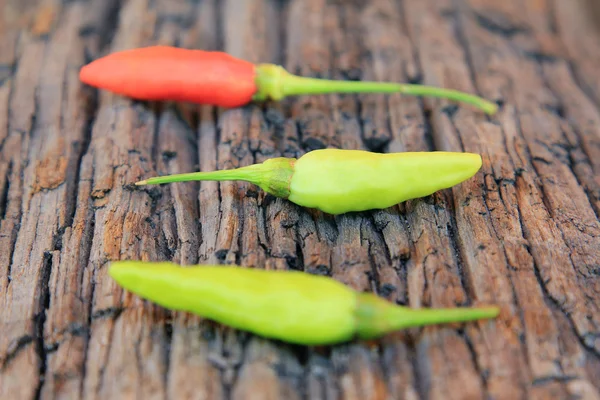 Pimienta picante sobre fondo de madera viejo — Foto de Stock