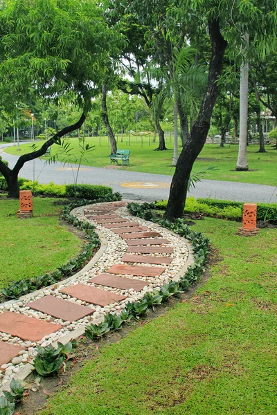 Giardino sentiero di pietra — Foto Stock