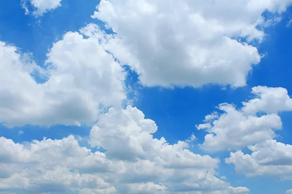 Blå himmel med moln — Stockfoto