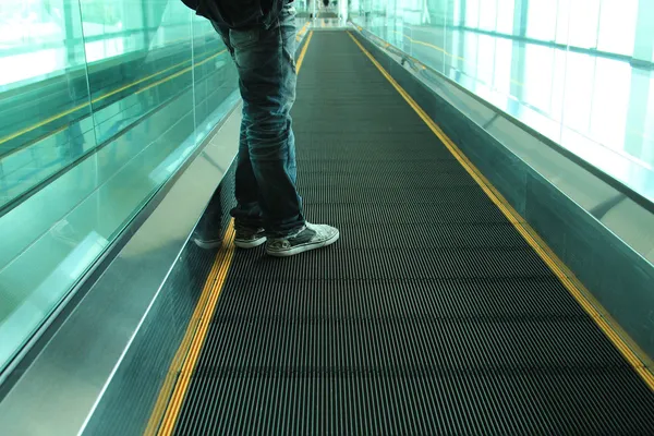 Movement of escalator with people — Stock Photo, Image
