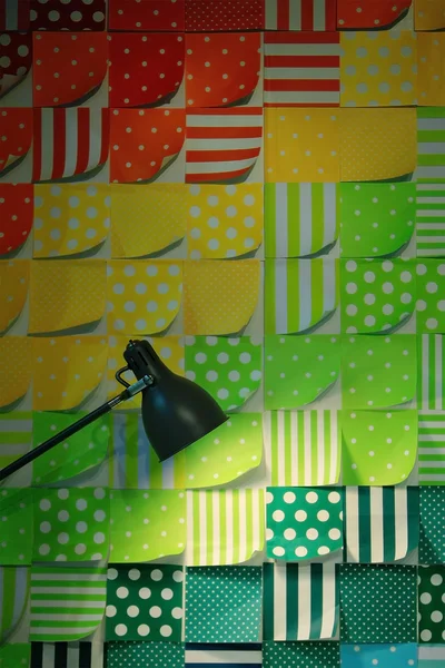 Lámpara de mesa sobre fondo colorido —  Fotos de Stock
