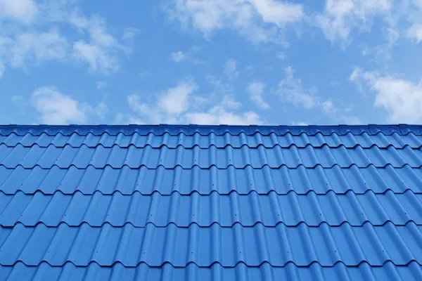 Blaues Dach auf blauem Himmel Hintergrund — Stockfoto