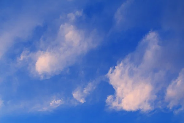 Blå himmel med moln — Stockfoto