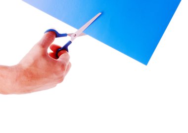 el makasla karton bir parça kesti.