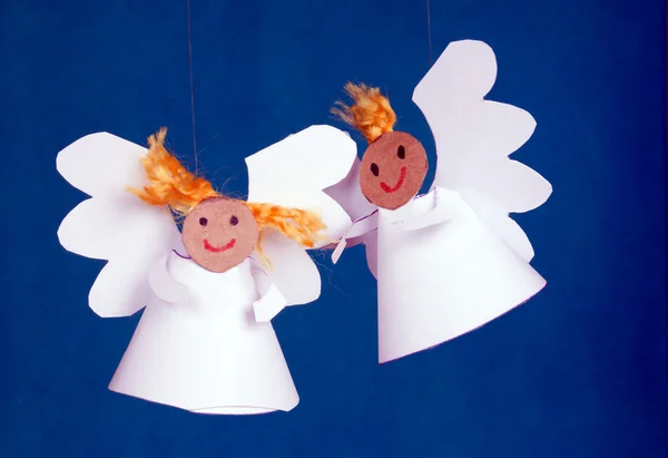 Dwa anioły wykonane z papieru — Zdjęcie stockowe