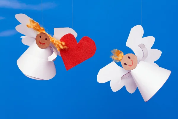 Два ангела игрушка и сердце — стоковое фото