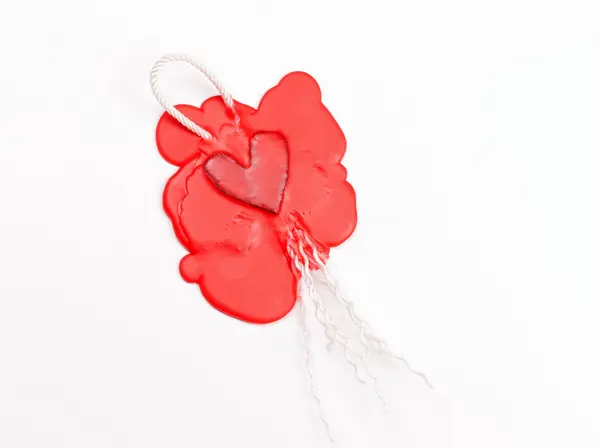 Marcar na forma de um coração feito de cera vermelha — Fotografia de Stock
