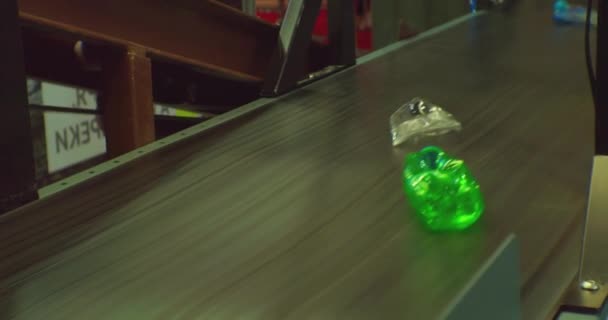 Современные технологии. Промышленная переработка пластмасс. Пластиковые бутылки перемещаются на транспортерной ленте для дальнейшей переработки .close-up — стоковое видео