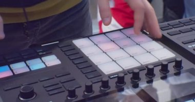 Müzisyen dijital ses karıştırıcıyı kontrol eder. Modern ses ekipmanları. yakın plan