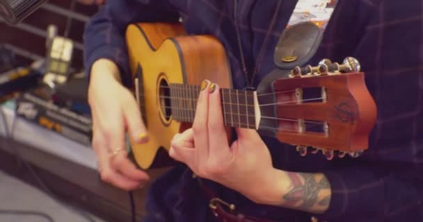 Passe-temps moderne. personne méconnaissable jouant ukulele.close-up — Video