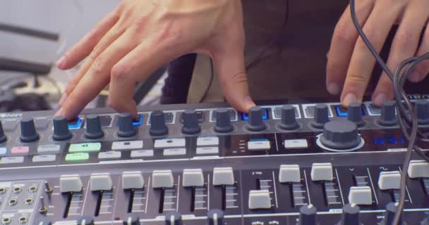 Una persona controla un mezclador de audio digital. equipo de sonido moderno. primer plano — Vídeo de stock