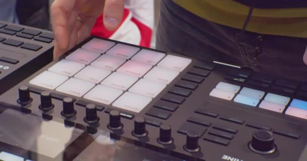 Mixer audio digitale moderno. le mani azionano l'attrezzatura sana. close-up — Video Stock