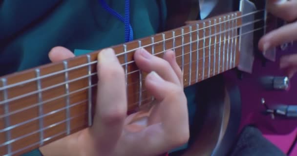 Onherkenbare muzikant speelt de elektrische gitaar. close-up — Stockvideo