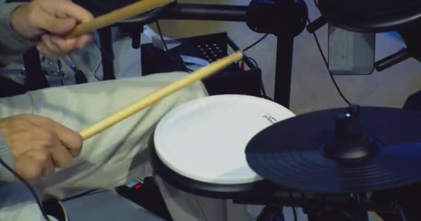 Le batteur joue du tambour. tambour bâtons dans les mains d'un batteur. Gros plan — Video