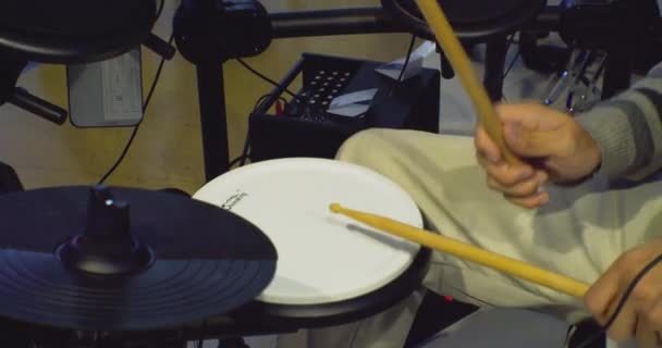 ドラマーはドラムを演奏する。ドラマーの手にドラムが刺さってる。閉鎖 — ストック動画