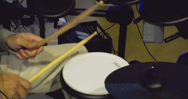 The drummer plays the drum kit. drum sticks in the hands of a drummer. Close-up — Stock Video